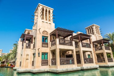 DUBAI, BİRLİK ARAB EMIRATES - 31 Ocak 2020: Madinat Jumeirah lüks oteli, güneşli bir günde Dubai 'de, Birleşik Arap Emirlikleri
