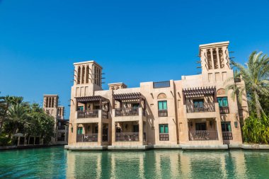 DUBAI, BİRLİK ARAB EMIRATES - 31 Ocak 2020: Madinat Jumeirah lüks oteli, güneşli bir günde Dubai 'de, Birleşik Arap Emirlikleri