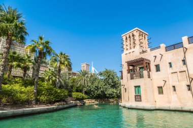 DUBAI, BİRLİK ARAB EMIRATES - 31 Ocak 2020: Madinat Jumeirah lüks oteli, güneşli bir günde Dubai 'de, Birleşik Arap Emirlikleri