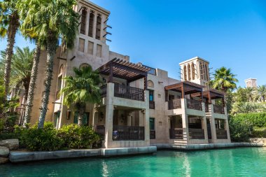 DUBAI, BİRLİK ARAB EMIRATES - 31 Ocak 2020: Madinat Jumeirah lüks oteli, güneşli bir günde Dubai 'de, Birleşik Arap Emirlikleri