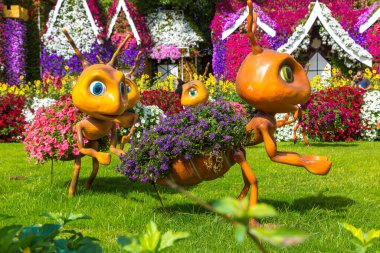 DUBAI, BİRLİK ARAB EMIRATES - 31 Ocak 2020: Güneşli bir günde Dubai mucizevi bahçesi, Birleşik Arap Emirlikleri