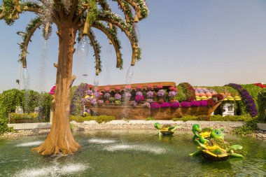 DUBAI, BİRLİK ARAB EMIRATES - 31 Ocak 2020: Güneşli bir günde Dubai mucizevi bahçesi, Birleşik Arap Emirlikleri