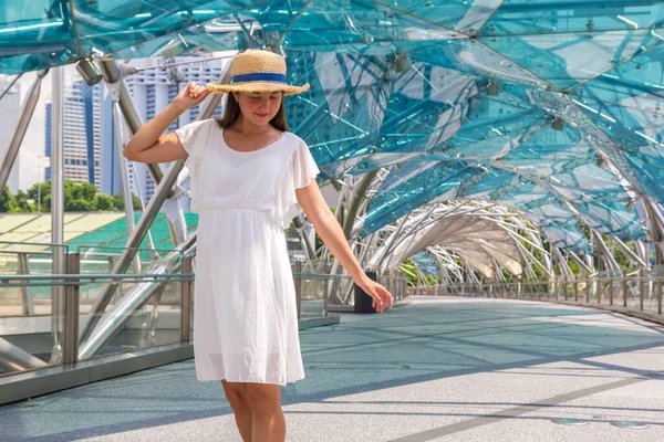 Singapore Singapore February 2020 Woman Traveler Helix Bridge Sunny Day — Stock Photo, Image