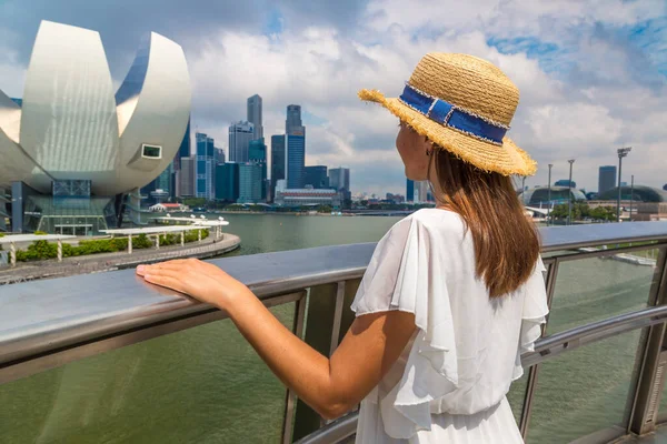 Ingapore Singapore Ruari 2020 Kvinnlig Resenär Tittar Artscience Museum Solig — Stockfoto