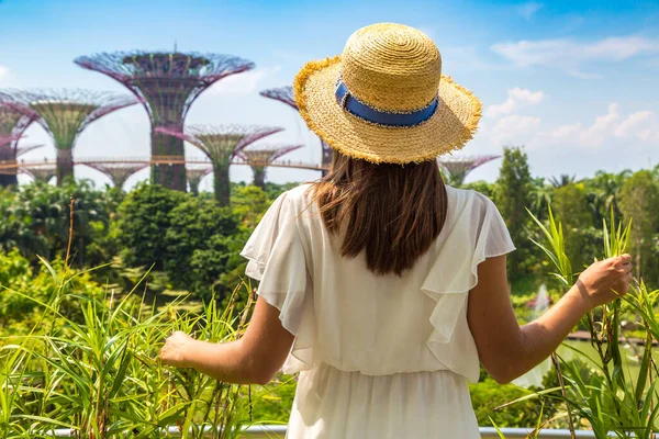 Singapore Haziran 2019 Singapur Körfezi Yakınlarındaki Gardens Beyaz Elbise Hasır — Stok fotoğraf