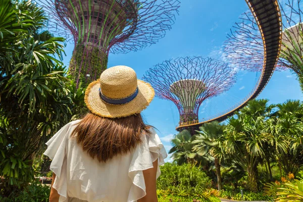 Singapore Haziran 2019 Singapur Körfezi Yakınlarındaki Gardens Beyaz Elbise Hasır — Stok fotoğraf