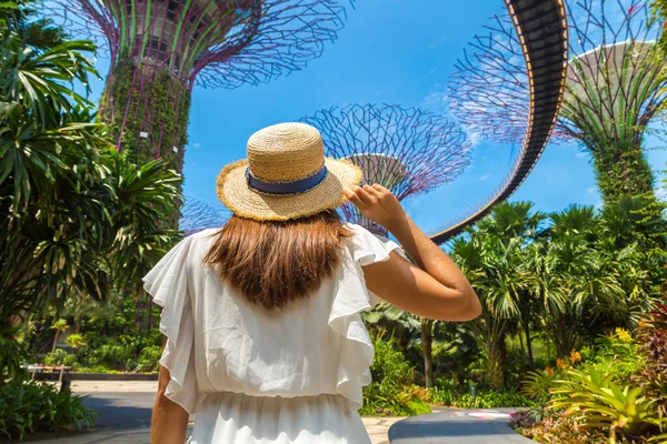 Singapore Junho 2019 Mulher Viajante Vestindo Vestido Branco Chapéu Palha — Fotografia de Stock