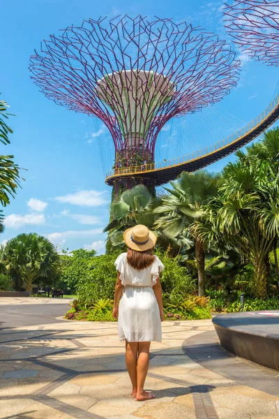 Singapore Haziran 2019 Singapur Körfezi Yakınlarındaki Gardens Beyaz Elbise Hasır — Stok fotoğraf