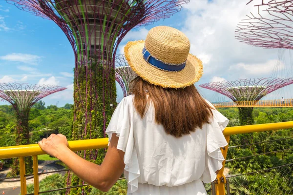 Singapore Juni 2019 Kvinnlig Resenär Vit Klänning Och Halmhatt Vid — Stockfoto