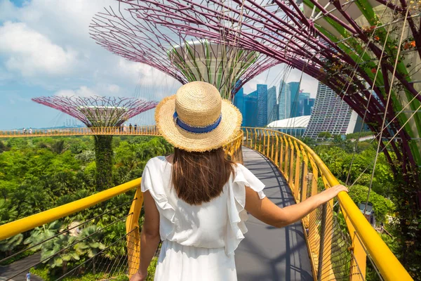 Singapore Junho 2019 Mulher Viajante Vestindo Vestido Branco Chapéu Palha — Fotografia de Stock