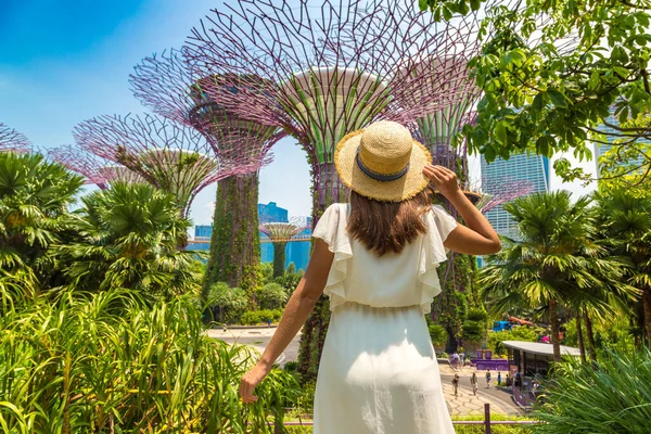 Singapore Haziran 2019 Singapur Körfezi Yakınlarındaki Gardens Beyaz Elbise Hasır — Stok fotoğraf