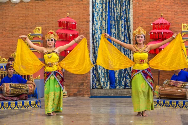 Bali Indonesia Febbraio 2020 Danza Tradizionale Balinese Eseguita Nel Parco — Foto Stock