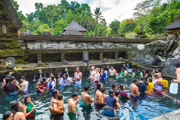 バリ島 インドネシア 2020年2月28日 インドネシアのバリにあるプーラ ティルタ エンプル寺院で バリの人々はプールの聖水で祈ります — ストック写真