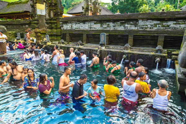 バリ島 インドネシア 2020年2月28日 インドネシアのバリにあるプーラ ティルタ エンプル寺院で バリの人々はプールの聖水で祈ります — ストック写真