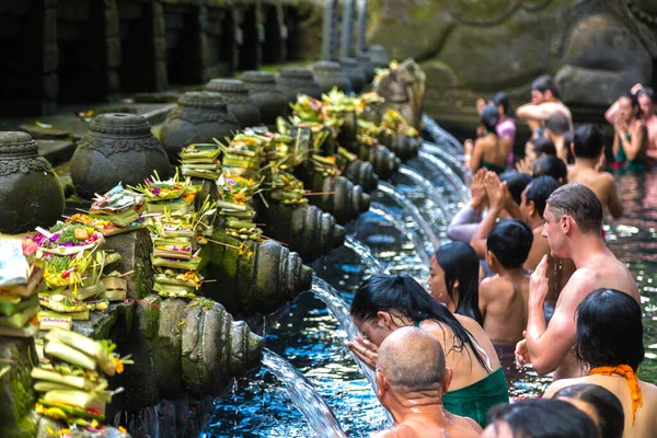 バリ島 インドネシア 2020年2月28日 インドネシアのバリにあるプーラ ティルタ エンプル寺院で バリの人々はプールの聖水で祈ります — ストック写真