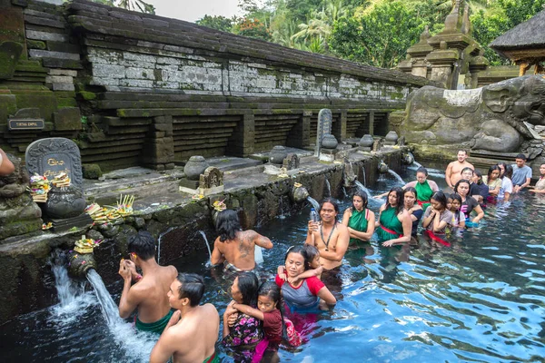 Bali Indonésie Février 2020 Les Balinais Prient Dans Eau Bénite — Photo