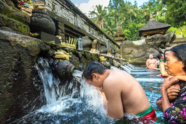 バリ島 インドネシア 2020年2月28日 インドネシアのバリにあるプーラ ティルタ エンプル寺院で バリの人々はプールの聖水で祈ります — ストック写真