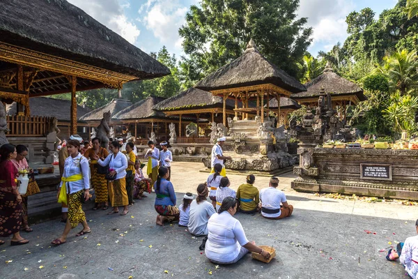 Bali Indonesia February 2020 People Praying Pura Tirta Empul Temple — Stock Photo, Image