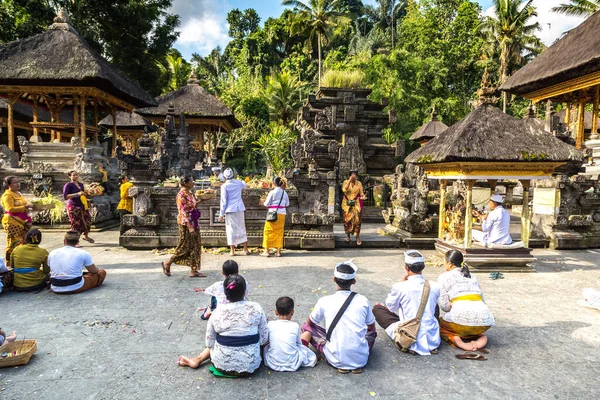 Bali Indonesia February 2020 People Praying Pura Tirta Empul Temple — Stock Photo, Image