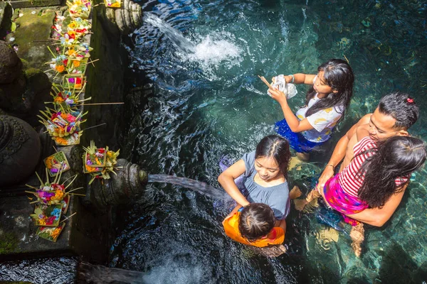 Bali Indonesie February 2020 Balijci Modlí Bazénu Svěcenou Vodou Chrámu — Stock fotografie