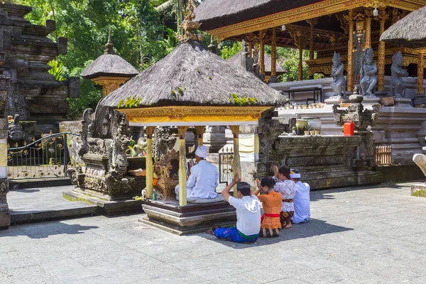 Bali Indonesia February 2020 People Praying Pura Tirta Empul Temple — Stock Photo, Image