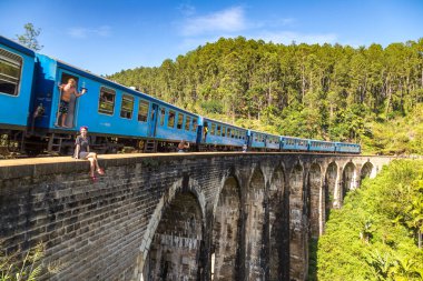 NUWARA ELIYA, SRI LANKA - 15 Şubat 2020: Nuwara Eliya, Sri Lanka 'daki dokuz kemerli köprü