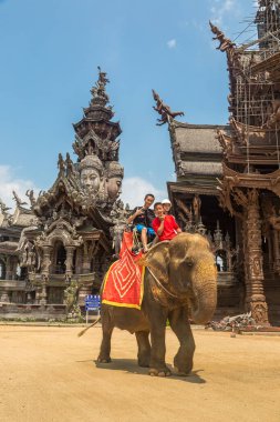PATTAYA, THAILAND - 11 Mart 2020: Turistler bir yaz günü Tayland 'ın Pattaya kentindeki Hakikat Sığınağı' nda file biniyorlar