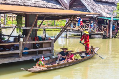 PATTAYA, THAILAND - 11 Mart 2020: Pattaya, Tayland 'da bir yaz günü yüzen pazar
