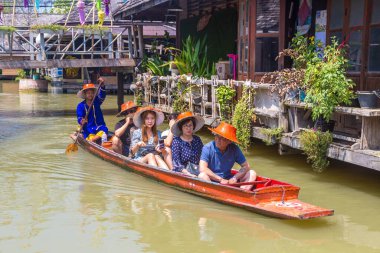 PATTAYA, THAILAND - 11 Mart 2020: Pattaya, Tayland 'da bir yaz günü yüzen pazar