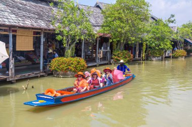 PATTAYA, THAILAND - 11 Mart 2020: Pattaya, Tayland 'da bir yaz günü yüzen pazar