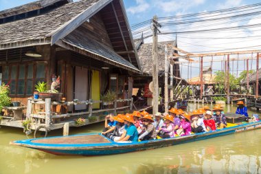 PATTAYA, THAILAND - 11 Mart 2020: Pattaya, Tayland 'da bir yaz günü yüzen pazar