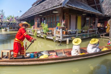 PATTAYA, THAILAND - 11 Mart 2020: Pattaya, Tayland 'da bir yaz günü yüzen pazar