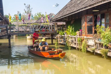 PATTAYA, THAILAND - 11 Mart 2020: Pattaya, Tayland 'da bir yaz günü yüzen pazar