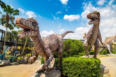PATTAYA, THAILAND - 23 Şubat 2020 Dinozor Vadisi mi? Nong Nooch Tropik Botanik Bahçesinde, Pattaya, Tayland 'da