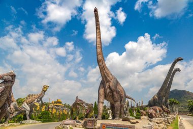 PATTAYA, THAILAND - 23 Şubat 2020 Dinozor Vadisi mi? Nong Nooch Tropikal Botanik Bahçesi, Pattaya, Tayland güneşli bir günde