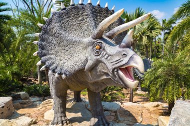 PATTAYA, THAILAND - 23 Şubat 2020 Dinozor Vadisi mi? Nong Nooch Tropikal Botanik Bahçesi, Pattaya, Tayland güneşli bir günde