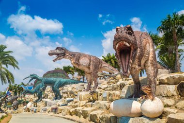 PATTAYA, THAILAND - 23 Şubat 2020 Dinozor Vadisi mi? Nong Nooch Tropikal Botanik Bahçesi, Pattaya, Tayland güneşli bir günde