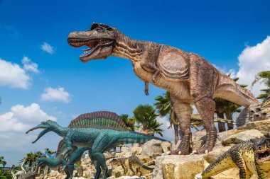 PATTAYA, THAILAND - 23 Şubat 2020 Dinozor Vadisi mi? Nong Nooch Tropikal Botanik Bahçesi, Pattaya, Tayland güneşli bir günde