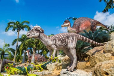 PATTAYA, THAILAND - 23 Şubat 2020 Dinozor Vadisi mi? Nong Nooch Tropikal Botanik Bahçesi, Pattaya, Tayland güneşli bir günde