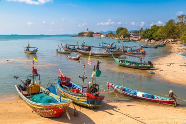 KOH SAMUI, THAILAND - 23 Şubat 2020: Tayland balıkçı tekneleri Samui sahiline yanaştı