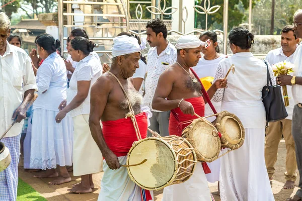 Anuradhapura Sri Lanka Fevereiro 2020 Músicos Bateristas Perto Big White — Fotografia de Stock