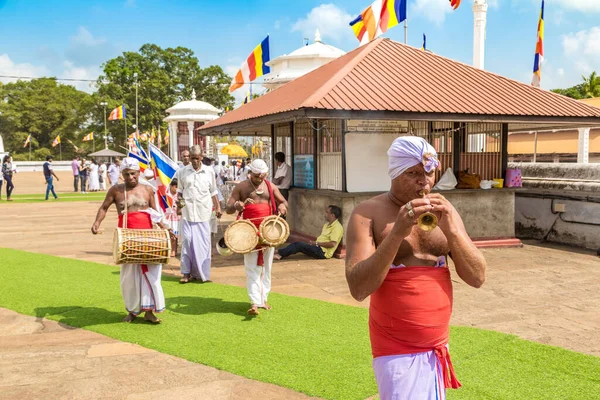 Анурадхапура Шри Ланка Февраля 2020 Года Музыканты Барабанщики Возле Большой — стоковое фото
