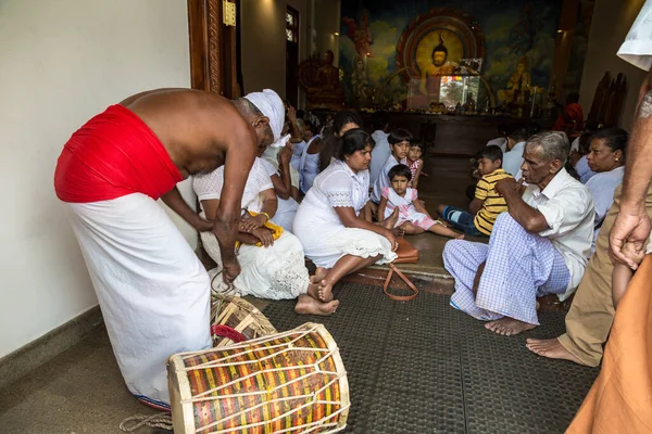 Anuradhapura Sri Lanka Fevereiro 2020 Pessoas Oração Ruwanwelisaya Stupa Branco — Fotografia de Stock