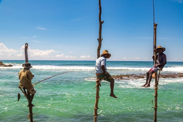 Unawatuna Sri Lanka Febrero 2020 Pescadores Locales Pescando Manera Tradicional — Foto de Stock