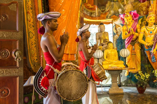 Colombo Sri Lanka February 2020 Традиційні Барабанщики Буддистському Храмі Ґанґарамая — стокове фото