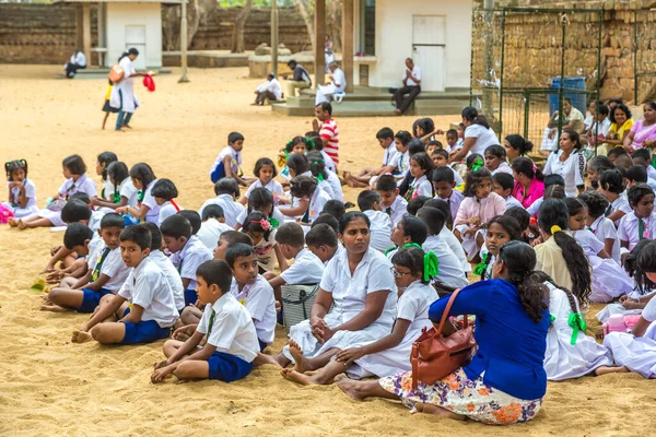 Anuradhapura Sri Lanka Février 2020 Groupe Enfants Dans Temple Jaya — Photo