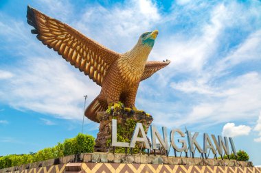 LANGKAWI, MALAYSIA - 21 Şubat 2020: Malezya 'nın Langkawi adasındaki Kartal Meydanı' nda Kartal Heykeli