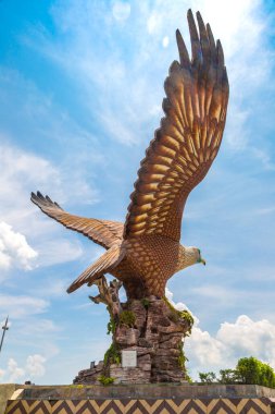 LANGKAWI, MALAYSIA - 21 Şubat 2020: Malezya 'nın Langkawi adasındaki Kartal Meydanı' nda Kartal Heykeli