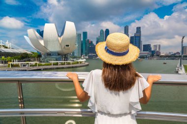 ŞARKI, ŞARKI - 26 Şubat 2020: Singapur 'da güneşli bir günde Sanat Bilimleri Müzesi' ne bakan kadın gezgin