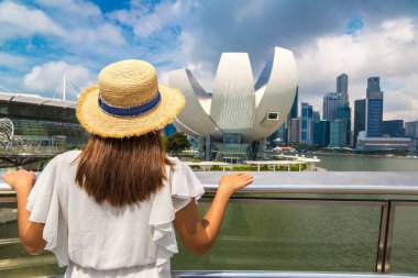 ŞARKI, ŞARKI - 26 Şubat 2020: Singapur 'da güneşli bir günde Sanat Bilimleri Müzesi' ne bakan kadın gezgin